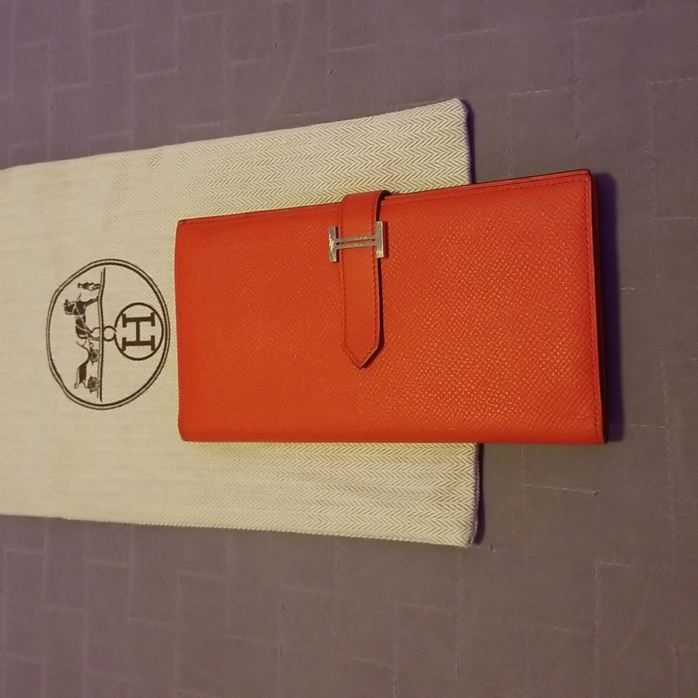 Hermès Red Wallet Luxurious Leather Design